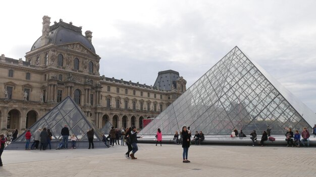 Foto turisti davanti all'edificio