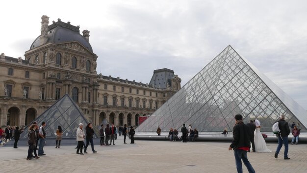 Foto turisti davanti all'edificio