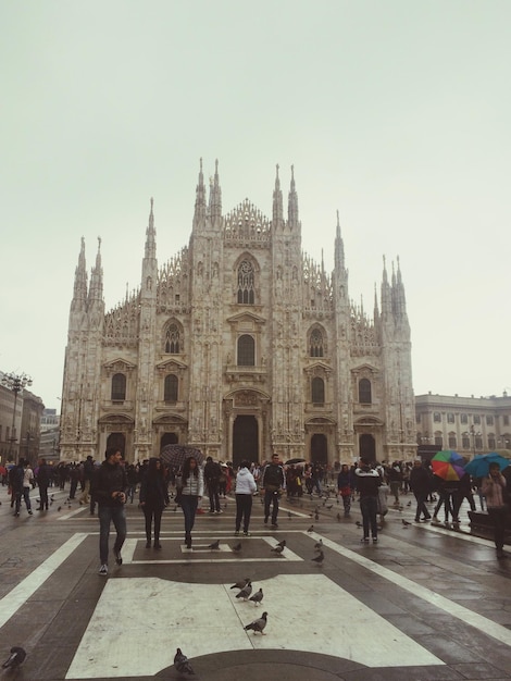 Foto turisti davanti alla chiesa