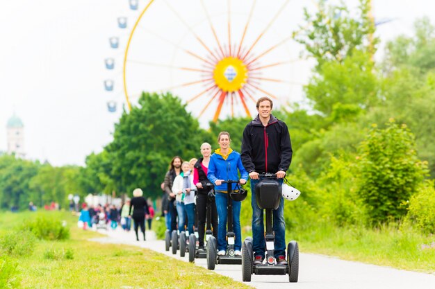 Turisti che hanno visite turistiche in segway