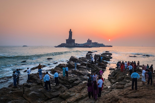 Kanyakumari India에서 일출을 바라보는 관광객들