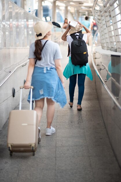 写真 都市の歩道を歩く観光客