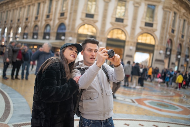 Foto turisti che fotografano e si divertono a milano, italia