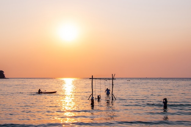 I turisti giocano nel mare dell'acqua durante il tramonto all'isola di trat, tailandia di koh koh di bao del bao di scoppio di area.