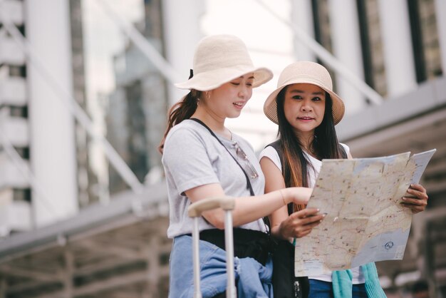 写真 観光客が街に立って地図を読んでいる