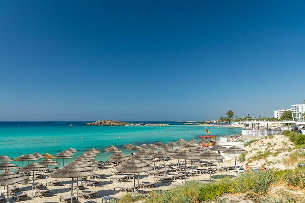 관광객들은 유명한 키프로스 해변에서 휴식을 취합니다. 니시 비치