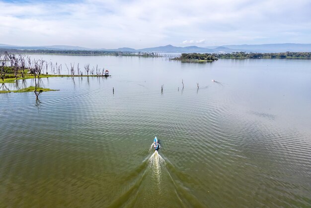 Photo tourists sail by boat on lake naivasha water safari with viewing of animals and birds naivasha lake national park kenya top view from above