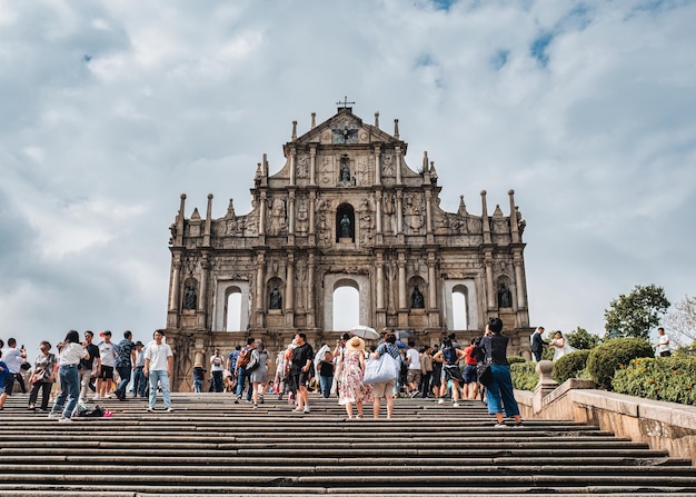 Foto i turisti visitano le rovine di san paolo, le rovine dell'edificio della chiesa del complesso religioso cattolico