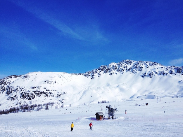 Foto turisti su una montagna coperta di neve