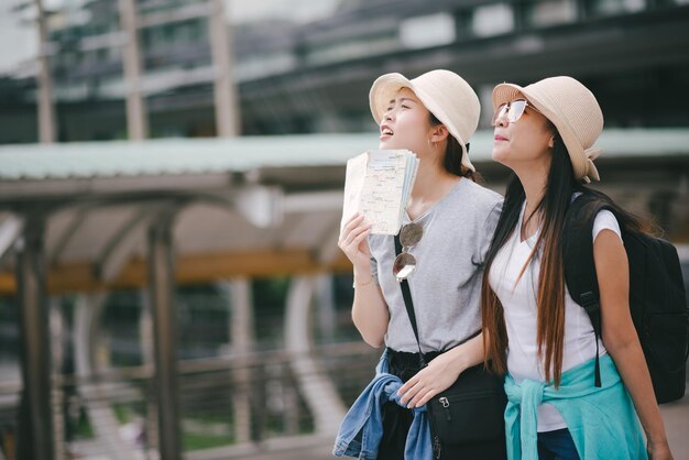 写真 街に立っている観光客