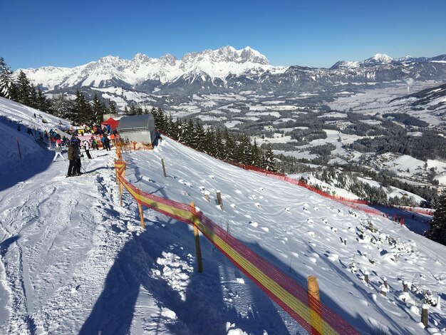 Foto turisti in piedi su una montagna innevata durante l'inverno