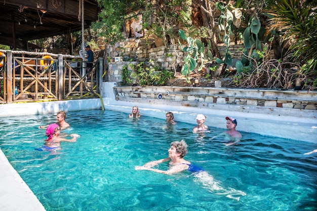 Туристы в радоновых ваннах Султание, река Дальян, Средиземное море, Мармарис, Турция