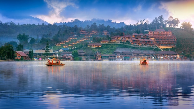 사진 태국 매홍손(mae hong son)성 반락타이(ban rak thai) 마을에서 관광객들이 배를 타고 있다.