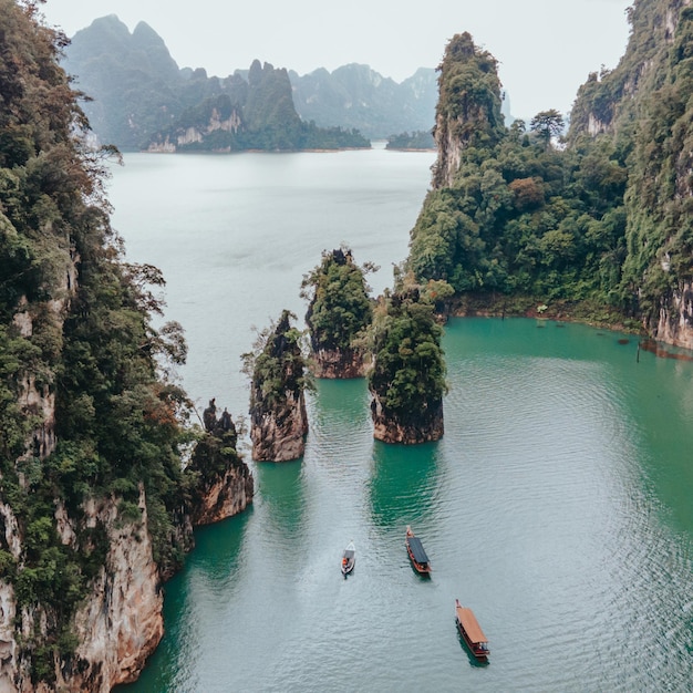 관광객들은 롱테일 보트를 타고 카오 속 국립 공원을 방문합니다. Phang Nga Province 카오 속 국립 공원 관광객을 위한 롱테일 보트 Cheow Lan Lake Ratchaprapha Dam