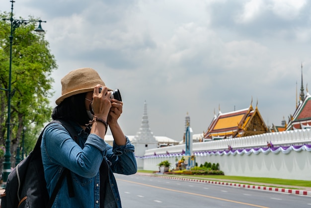 タイの有名な寺院の写真を撮る観光客