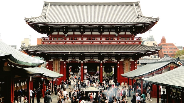 寺院の中の観光客