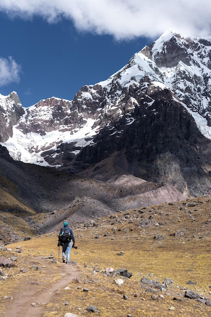 I turisti in viaggio verso la montagna ausangate nella città di cusco