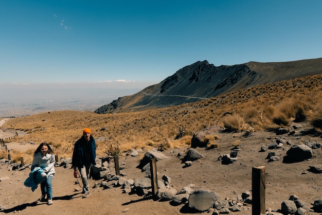 Photo tourists in toluca national park with lakes inside the crater