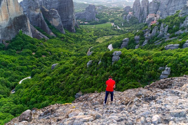 Туристы на вершине горы на закате Греции Метеоры