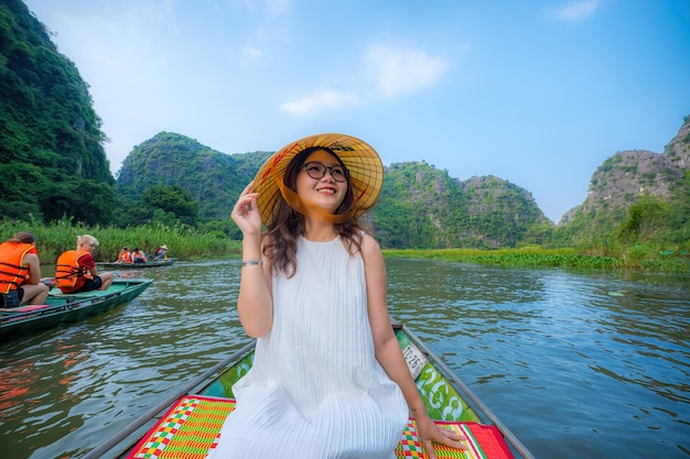 코크 (Tam Kok) 강을 따라 항해하는 관광객들, 베트남 닌빈 (Ninh Binh) 지방, 오를을 기 위해 발을 이용하는 오르기 선수들, 카르스트 탑과  으로 형성된 풍경