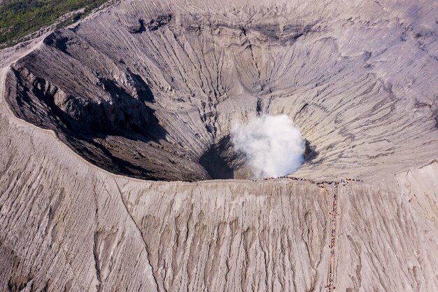 ブロモ火山の火口で避難する観光客