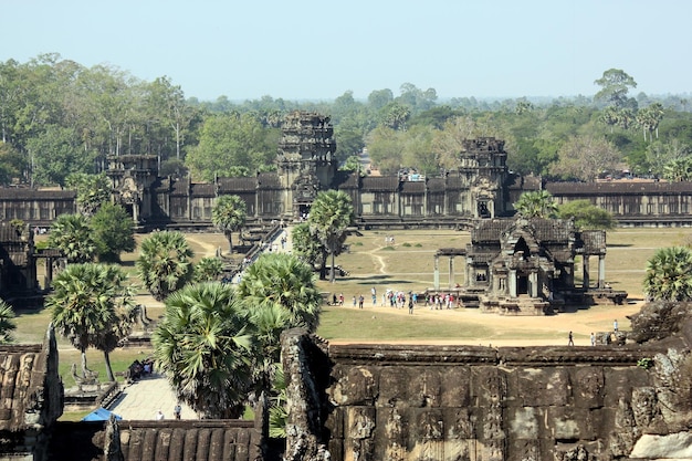 Foto turisti che visitano angkor wat contro il cielo