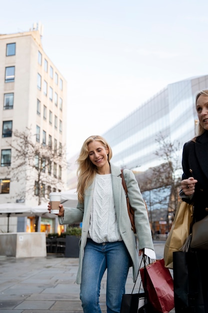 Photo tourists visiting city and drinking coffee