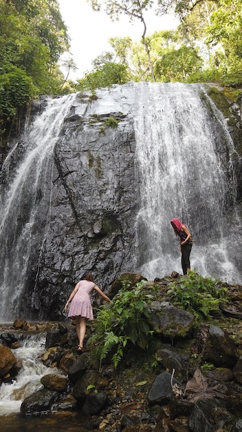 I turisti che visitano le cascate nella giungla del perù quillabamba