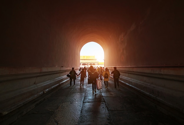観光客は紫禁城回廊、北京、中国を歩きます