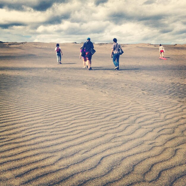 Photo tourists walking on beach