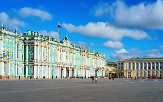 Photo tourists at winter palace, or house of hermitage museum on palace square in st petersburg, russia