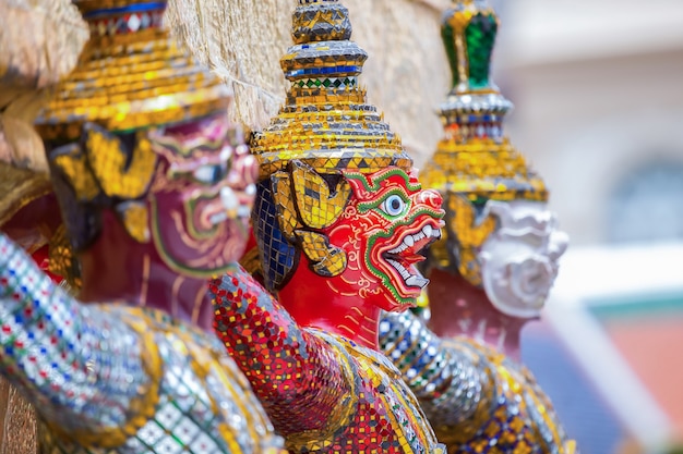 Tours on wat Phra Kaew standing together