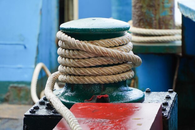 Foto touw verankerd de boot in de haven touw en bollard