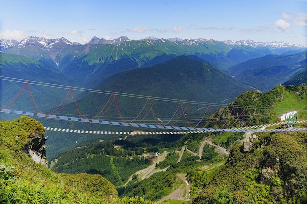 touwhangbrug in de bergen van de Kaukasus Rusland Foto van hoge kwaliteit