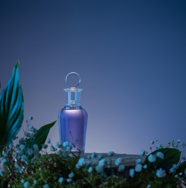 Toverdrank in glazen fles met planten en bloemen op blauwe achtergrond