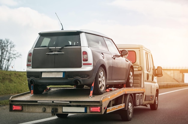 Foto un carro attrezzi sulla pubblica via