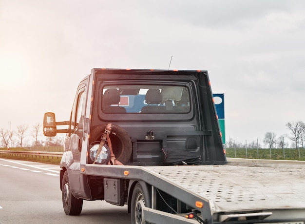 公道のレッカー車