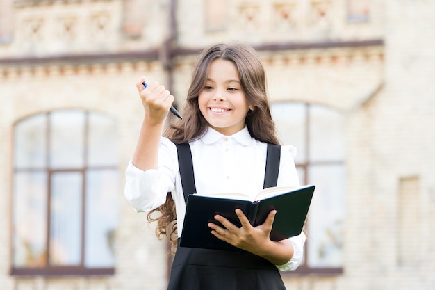 知識に向けて学生生活学校生知的な子供知的課題認知過程新しい学校プロジェクトを始める学校に戻る女子校生正式な制服ホールドブック