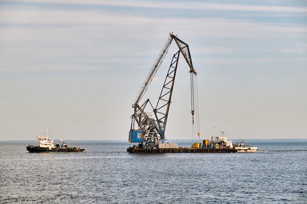 Towed floating crane