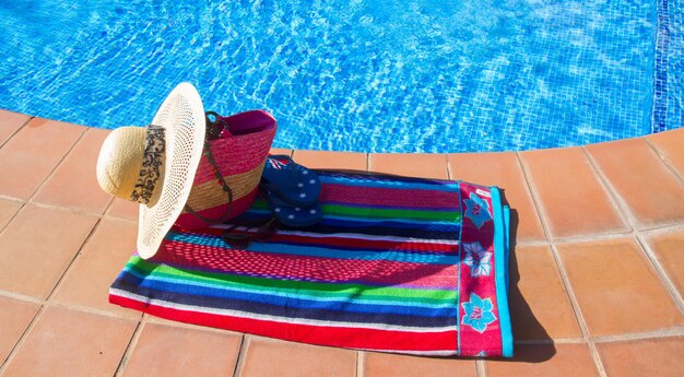 Foto asciugamani e accessori da bagno vicino all'acqua blu della piscina