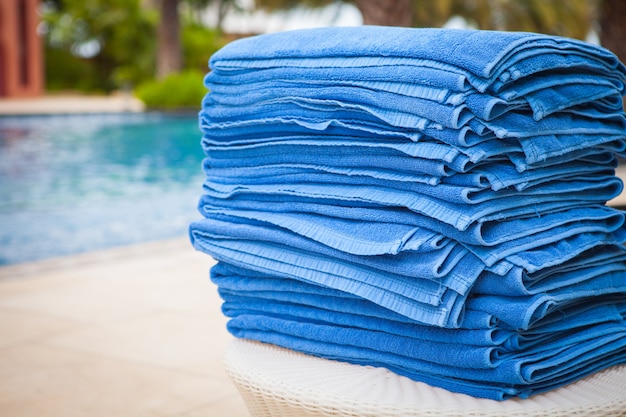 夏と休日の概念のためのスイミングプールのタオル