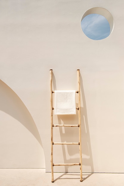 はしごにぶら下がっているタオルミニマルで審美的なミニマルなインテリアデザイン
