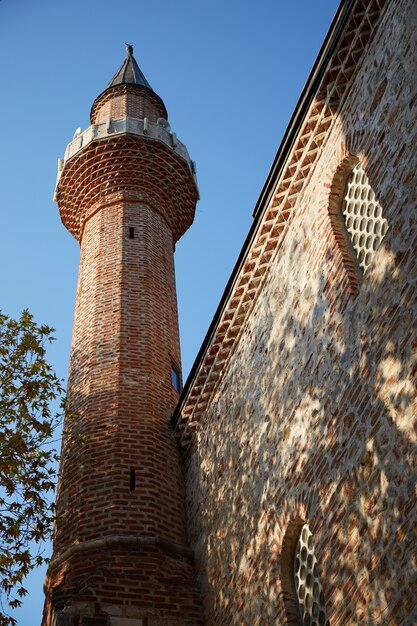 Photo tower of an ancient mosque in turkey