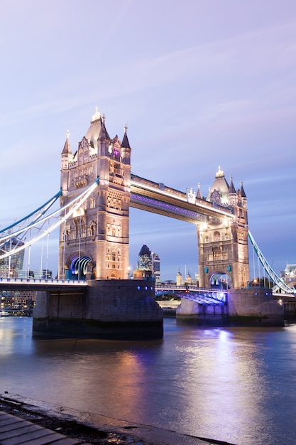 밤 황혼 런던, 영국, 영국에서 타워 브릿지