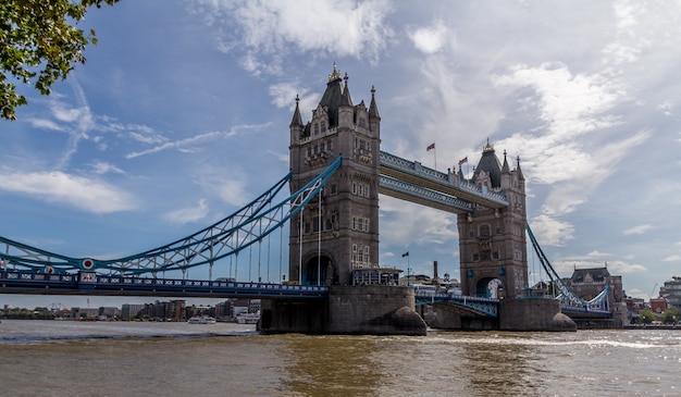 Tower Bridge is een schommel- en hangbrug in Londen