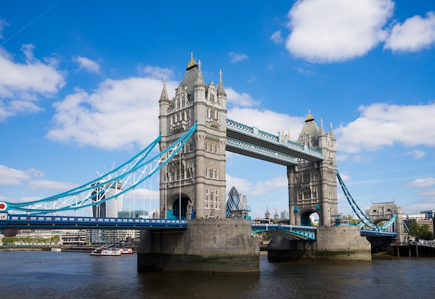 Foto tower bridge di londra durante la notte