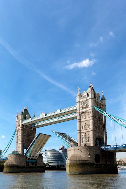 Foto tower bridge met het stadhuis