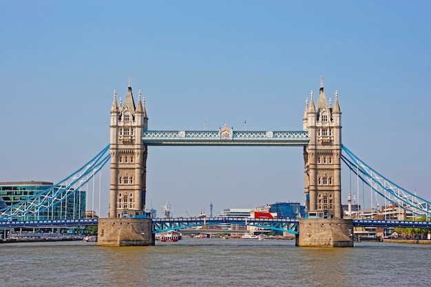영국 런던의 템스 강 위에 있는 타워 브리지. 타워 브리지는 런던에 있는 현수교 및 도개교입니다. 그것은 템스 강을 건너 런던의 상징적 인 상징입니다.