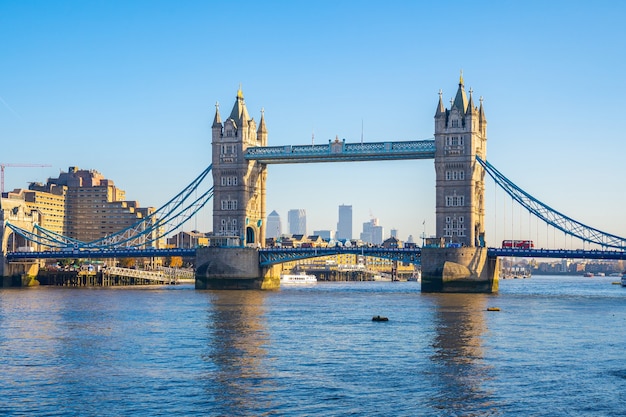 Photo tower bridge st in the uk captured on a sunny day