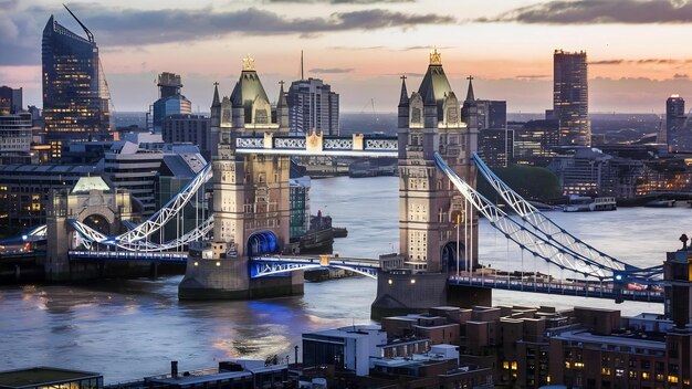 Photo tower bridge surrounded by buildings and lights in the evening in london the uk